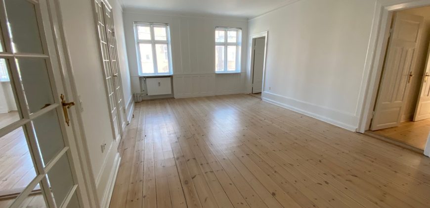 1508 – Beautiful 5 room apartment on Gammel Kongevej