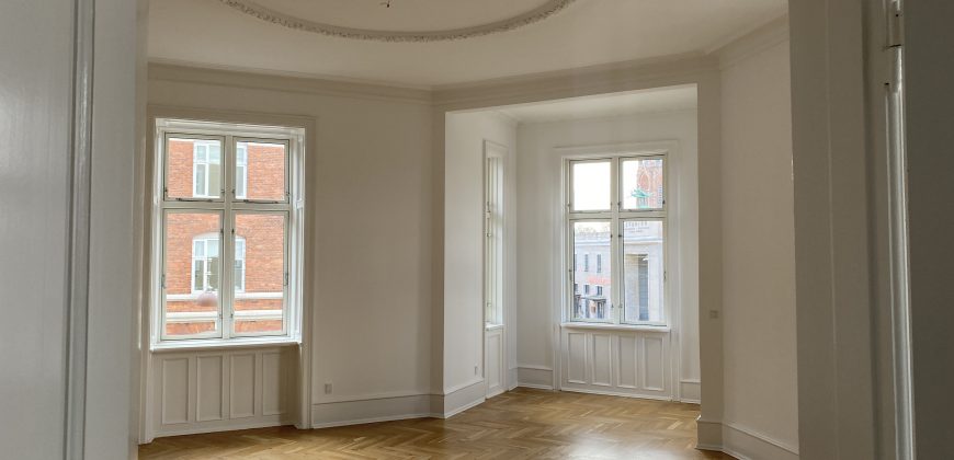 1628 – Extraordinary six room apartment in the middle of Østerbrogade