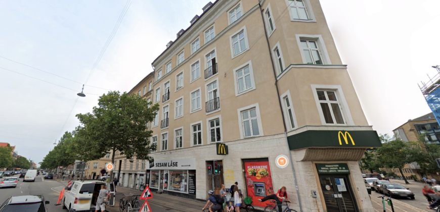 1628 – Ekstraordinær seksværelses lejlighed midt på Østerbrogade