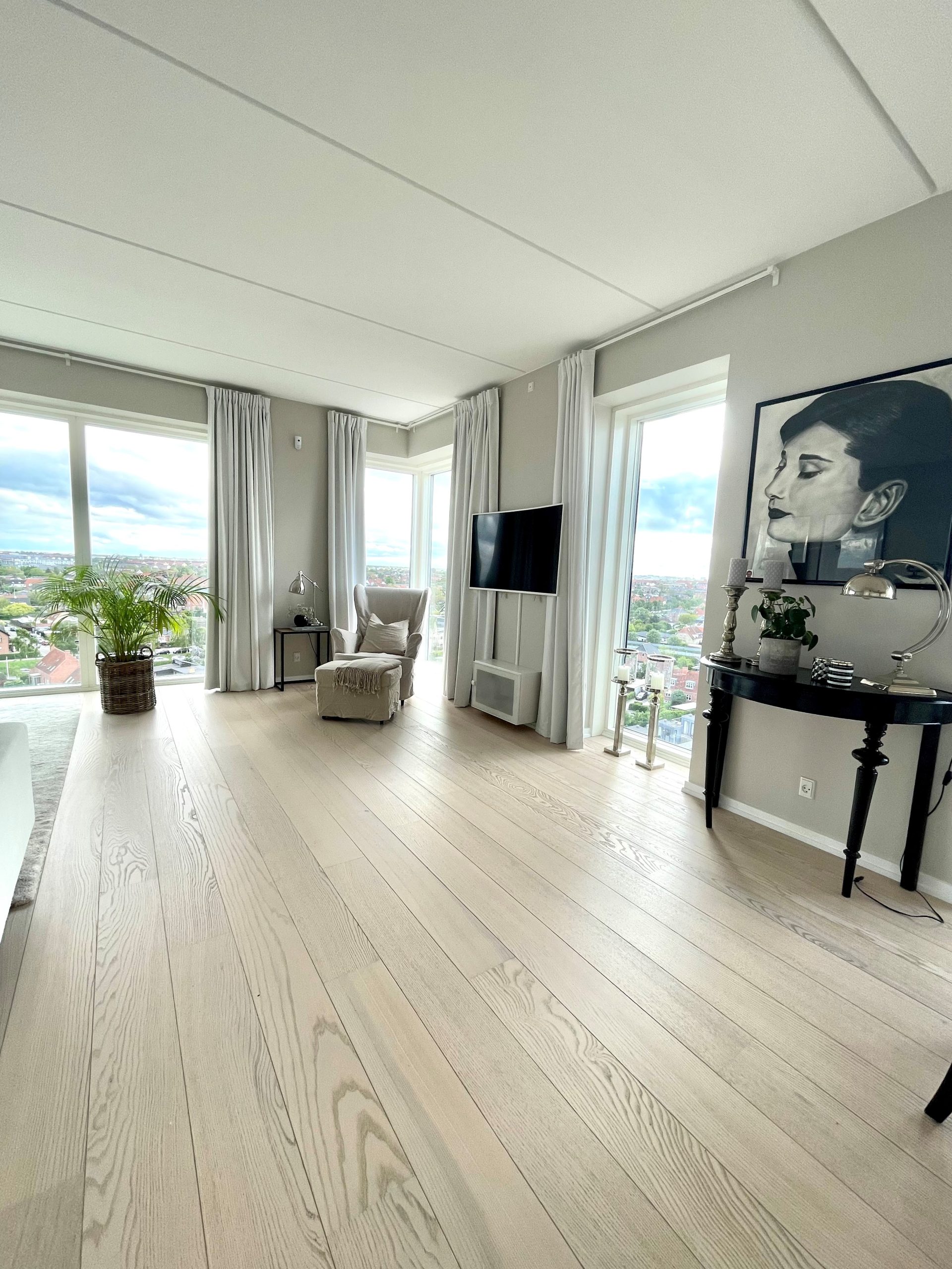 1660 – Beautiful apartment with a view and west-facing balcony