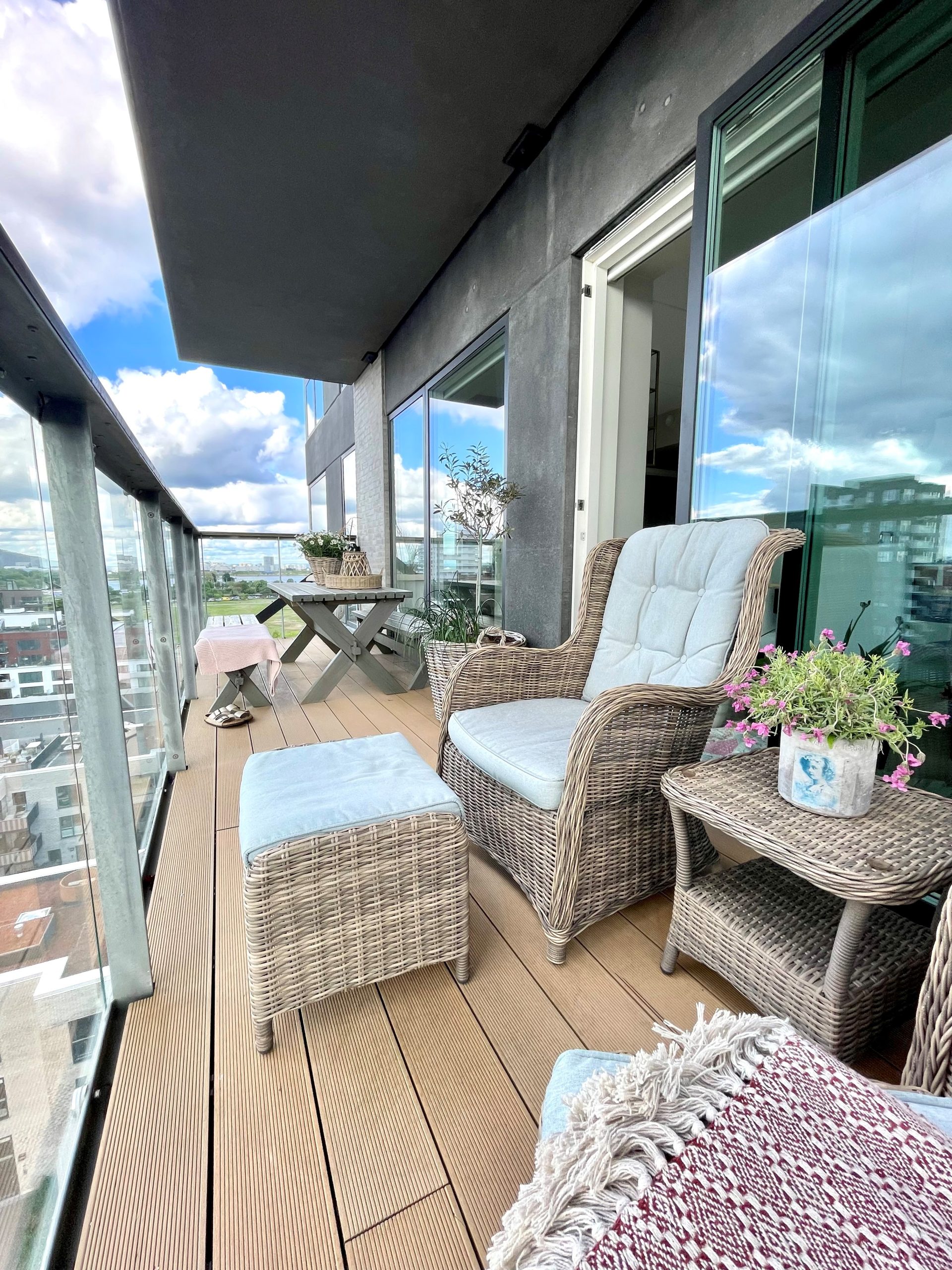 1660 – Beautiful apartment with a view and west-facing balcony