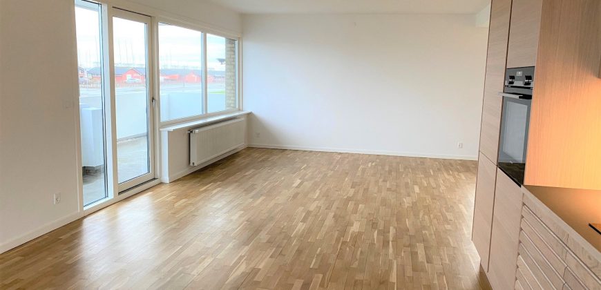 1691- Large beautiful apartment with water view