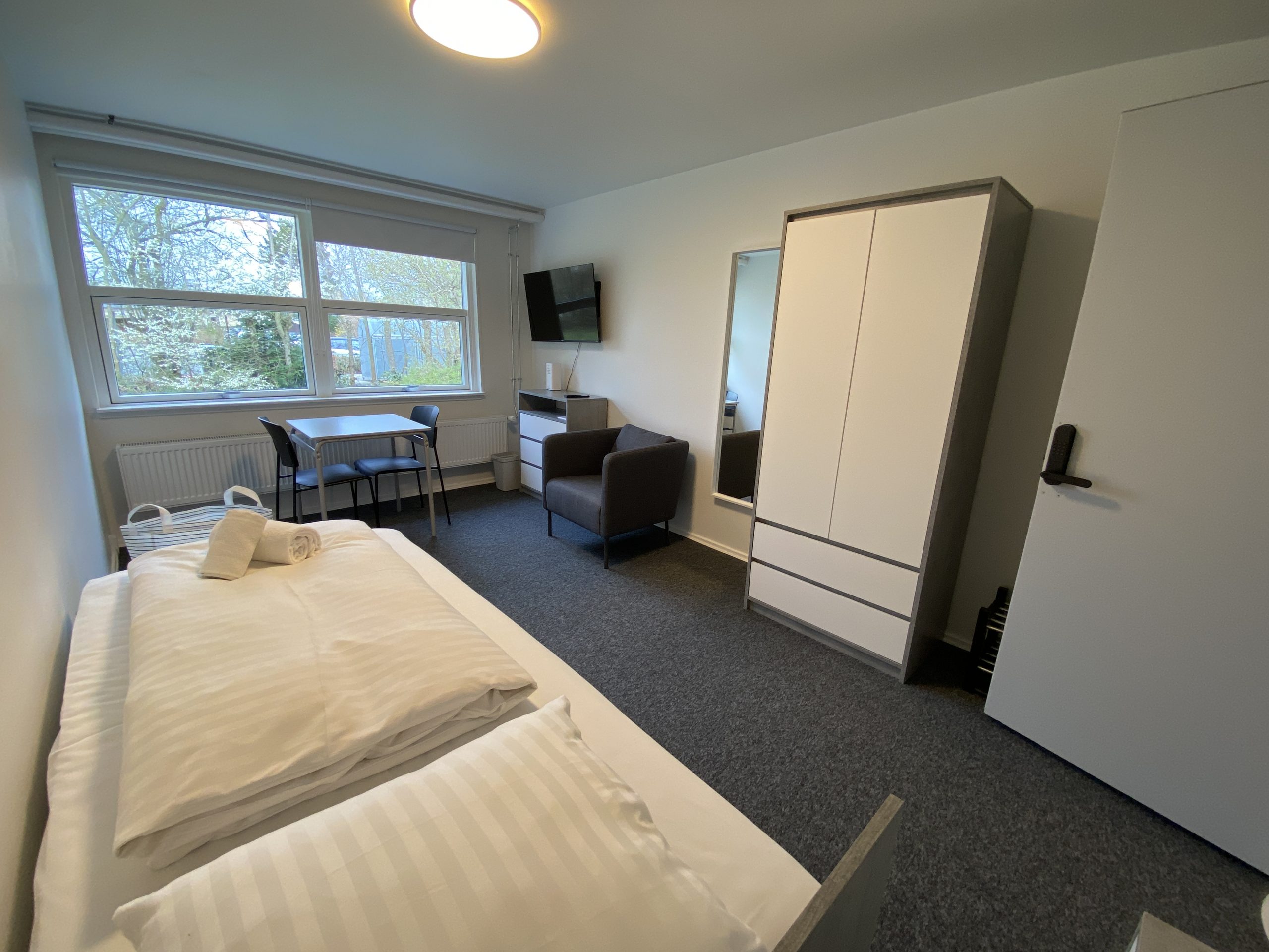 0004 – Q-Work / Møbleret værelse med to enkeltsenge i Køge