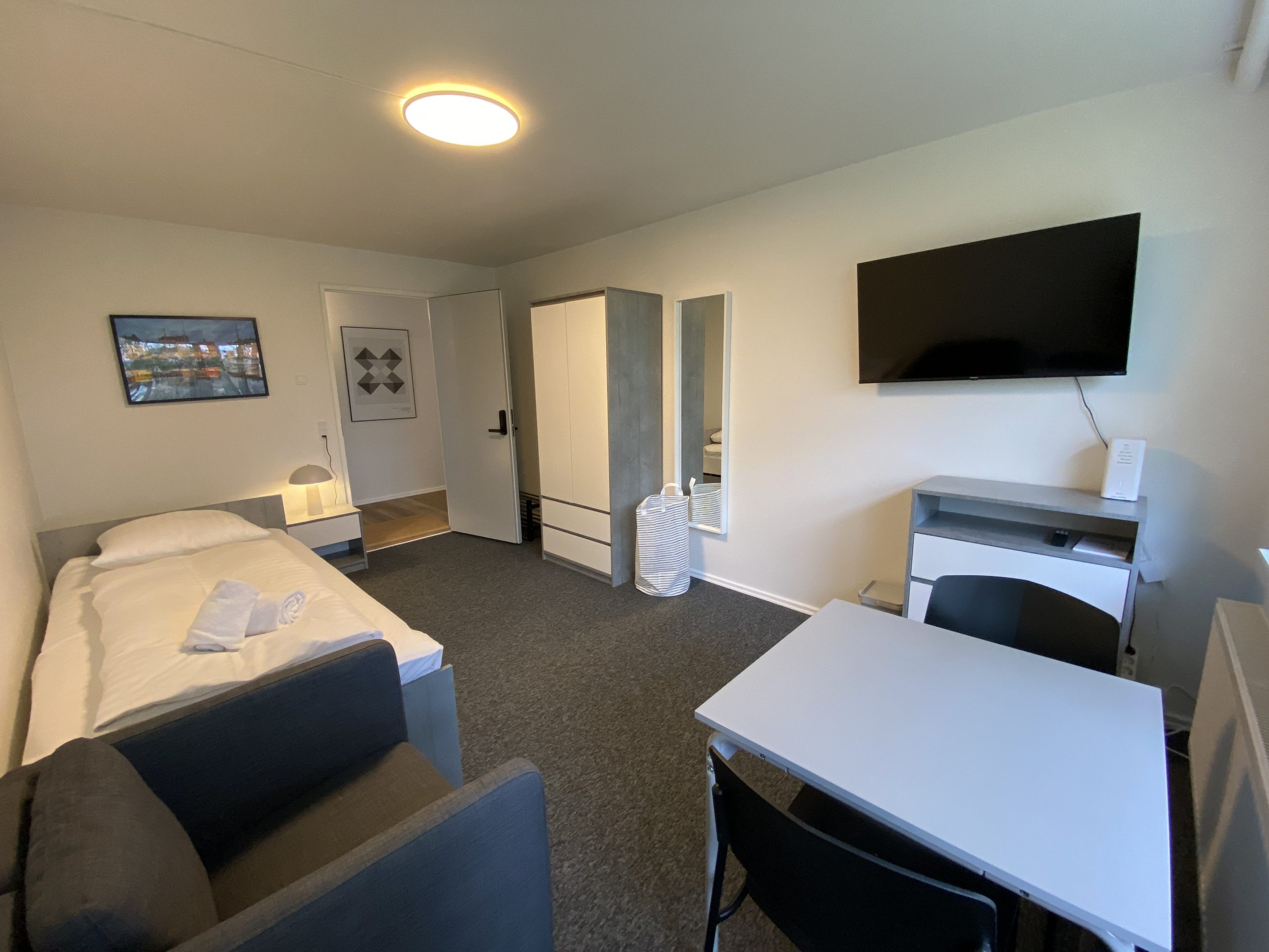0006 – Q Work / Møbleret værelse med enkelt seng seng i Køge