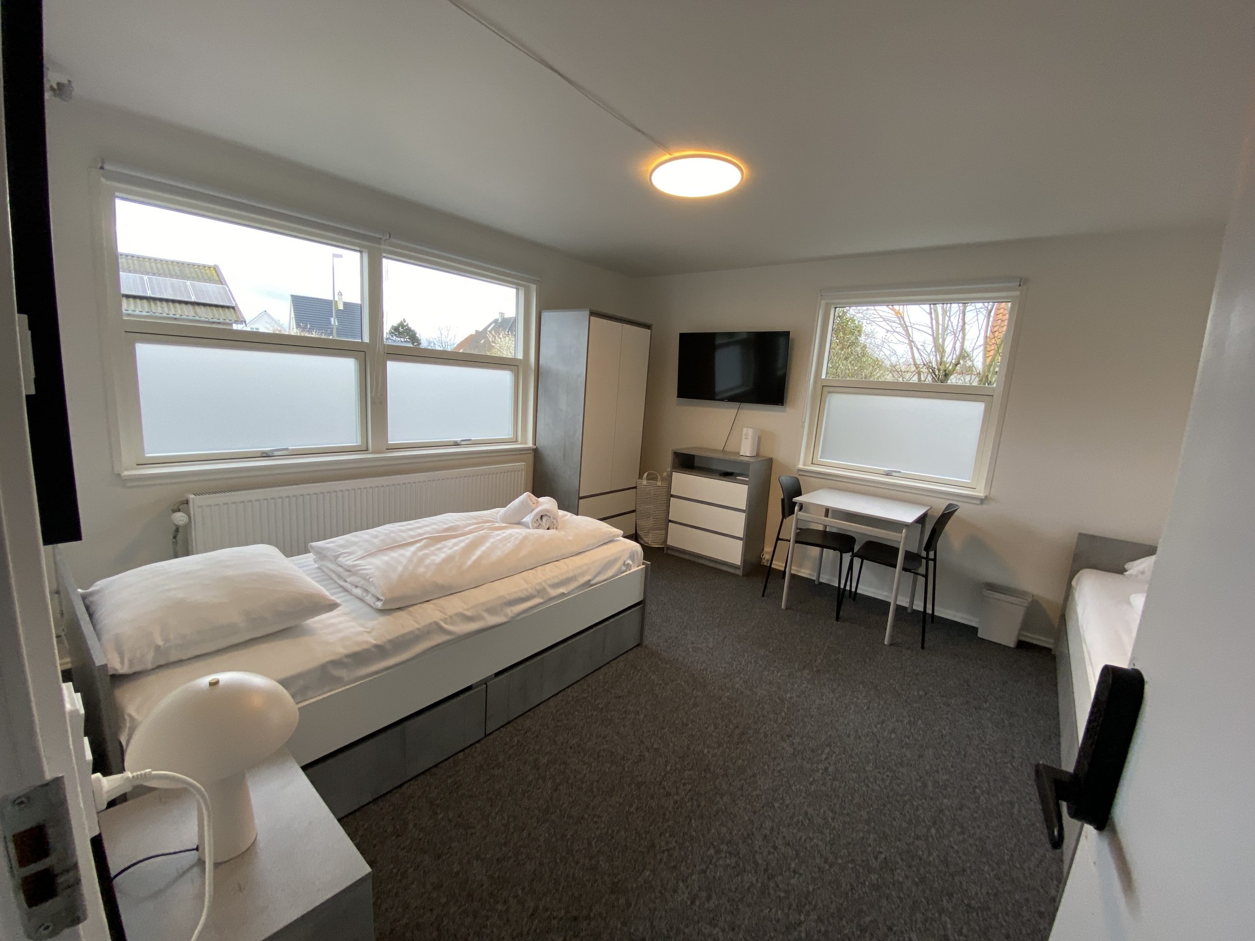 0009 – Q-Work / Møbleret værelse med to enkeltsenge i Køge